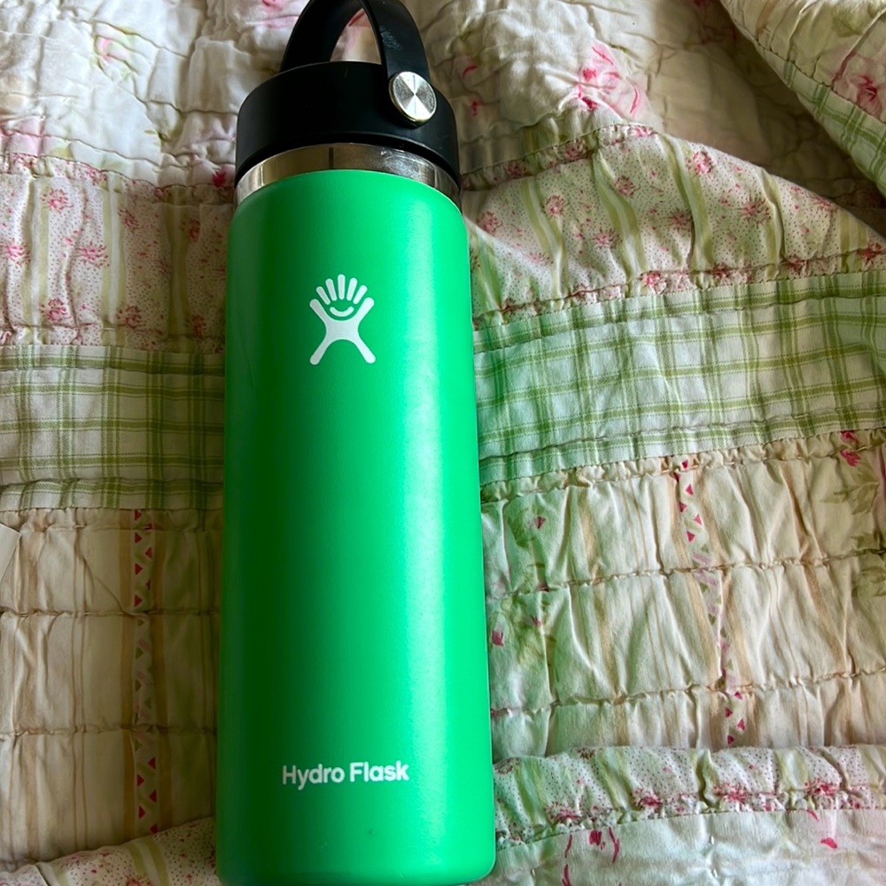 Green 20oz hydro flask.